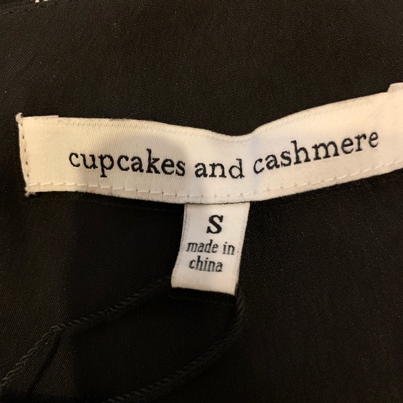 Cupcakes and Cashmere Bell Sleeve Floral Romper - Picture 4 of 7